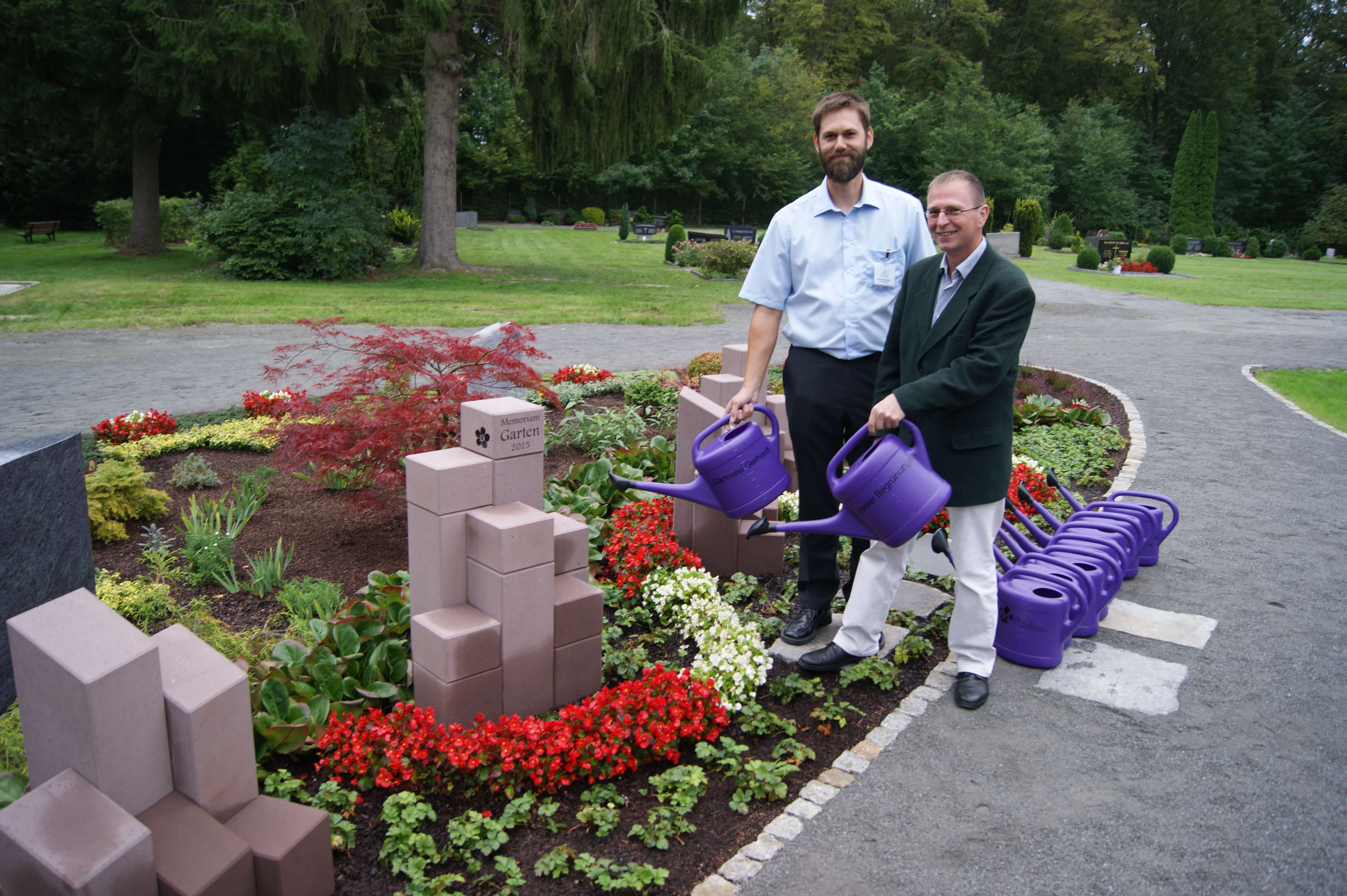 Marcus und Carsten mit Giesskanne auf Memoriam Garten